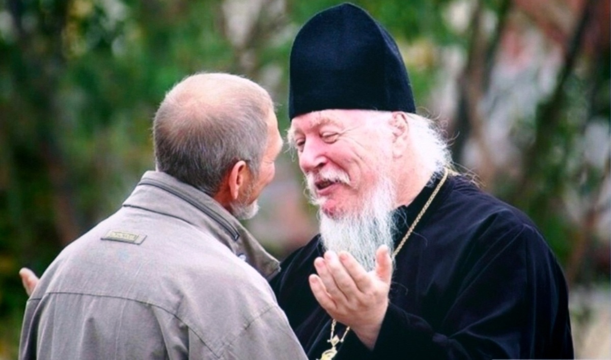 Отец Димитрий беседует с прихожанином.