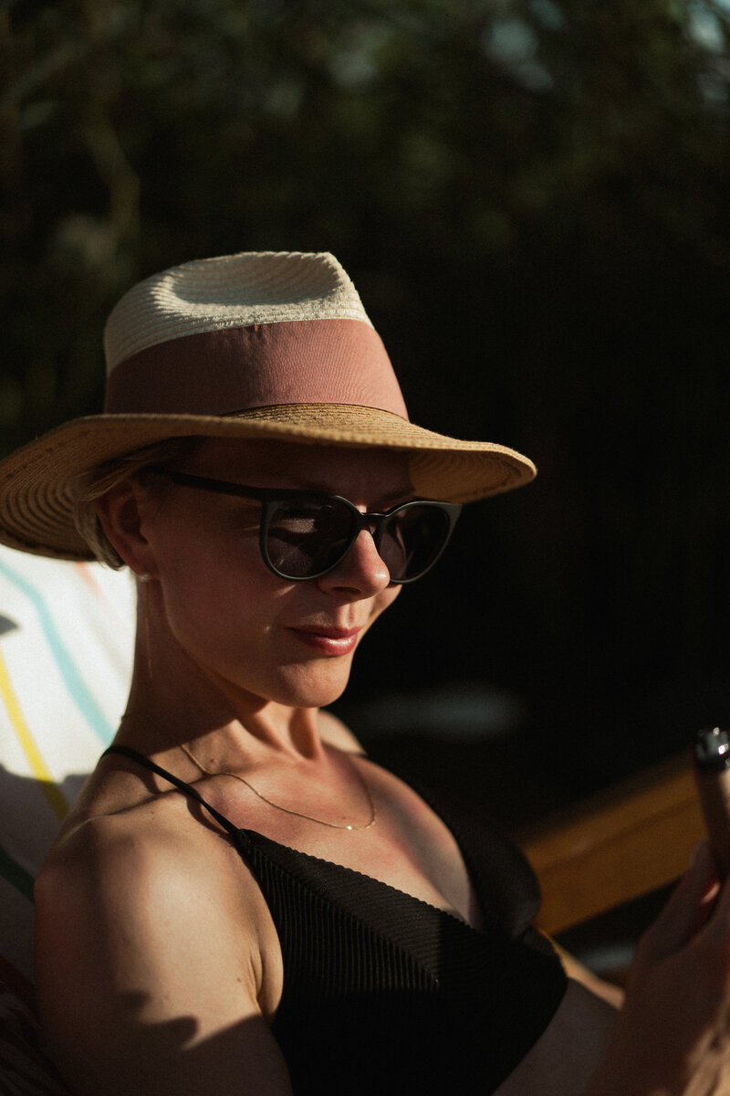 https://ru.freepik.com/free-photo/beautiful-young-middle-aged-woman-straw-hat-swimsuit-summer-beach-vacation_25273670.htm