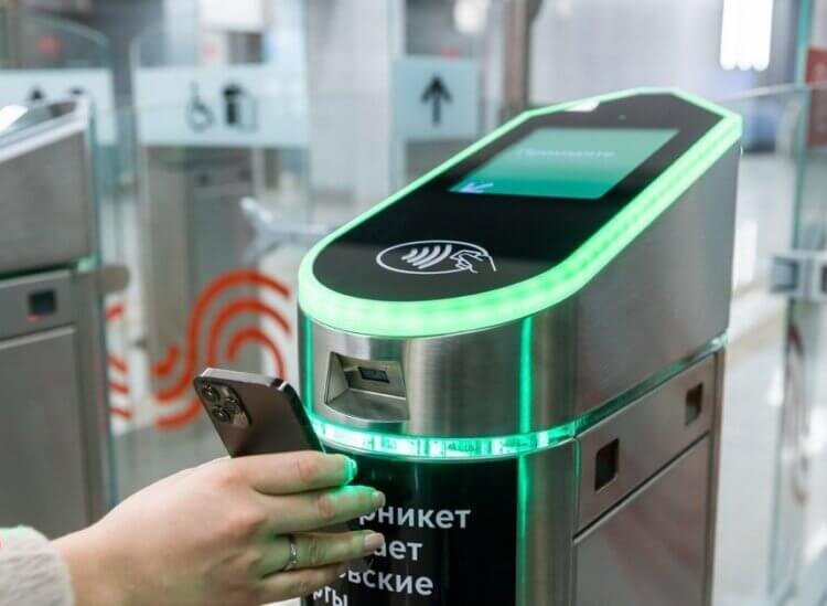    Можно выпустить виртуальную «Тройку» на Айфоне и платить смартфоном в транспорте Москвы. Изображение: hi-tech.mail.ru
