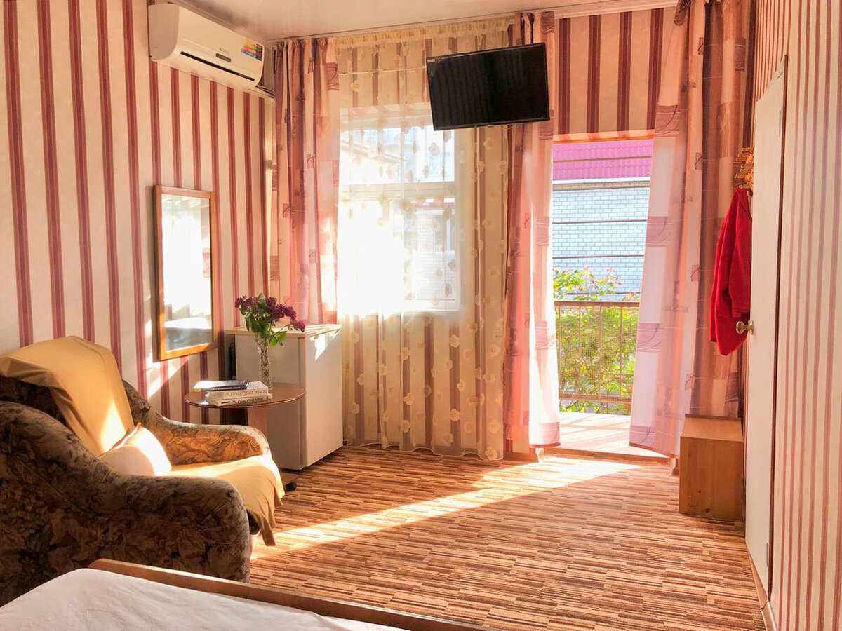 В отеле можно выбрать номера разных категорий, которые будут существенно отличаться площадью и набором услуг: от комнаты 13 кв. м с удобствами на этаже до апартаментов размером 40 кв. м со своей кухней. Фото: Домик у моря / Яндекс Путешествия