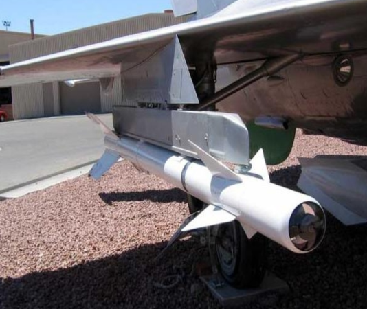 Фото 1. С сайта авиару.рф Ракета К-13 под индексом Р- 3С (самонаводящаяся), на МиГ 19