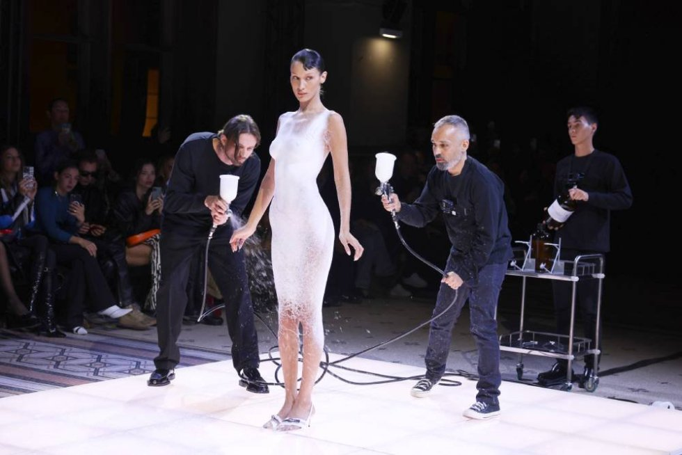 Команда парижского бренда Coperni и Белла Хадид прямо на подиуме / Getty Images