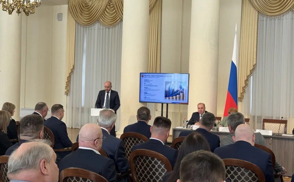    По работе новому главе области часто приходилось общаться с предпринимателями и депутатами
