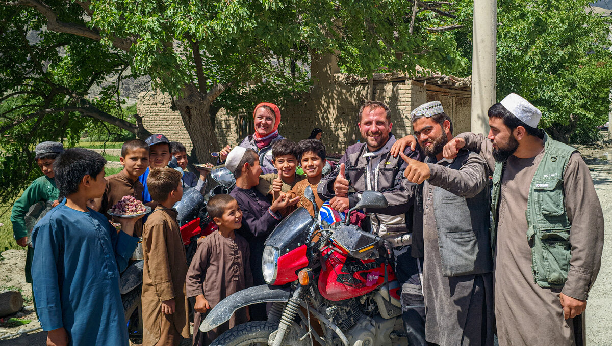 Остановились купить шелковицы у местной ребятни