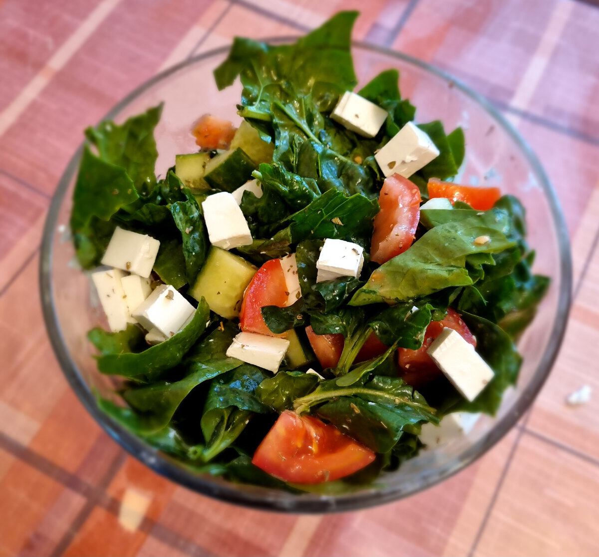 Салат со шпинатом и овощами
