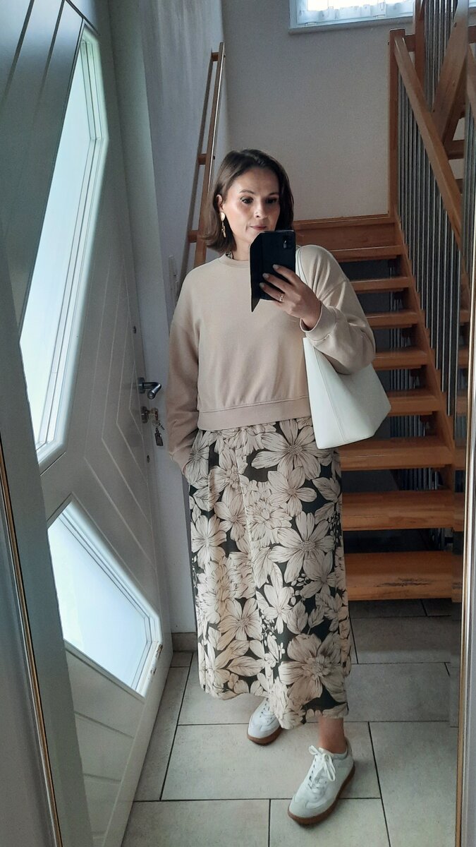 Толстовка с летящей "юбкой"