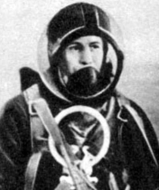 Петр Долгов в костюме СИ-3М. Источник фото: http://museumvdv.ru/news/rekordnyy-pryzhok-iz-stratosfery.html