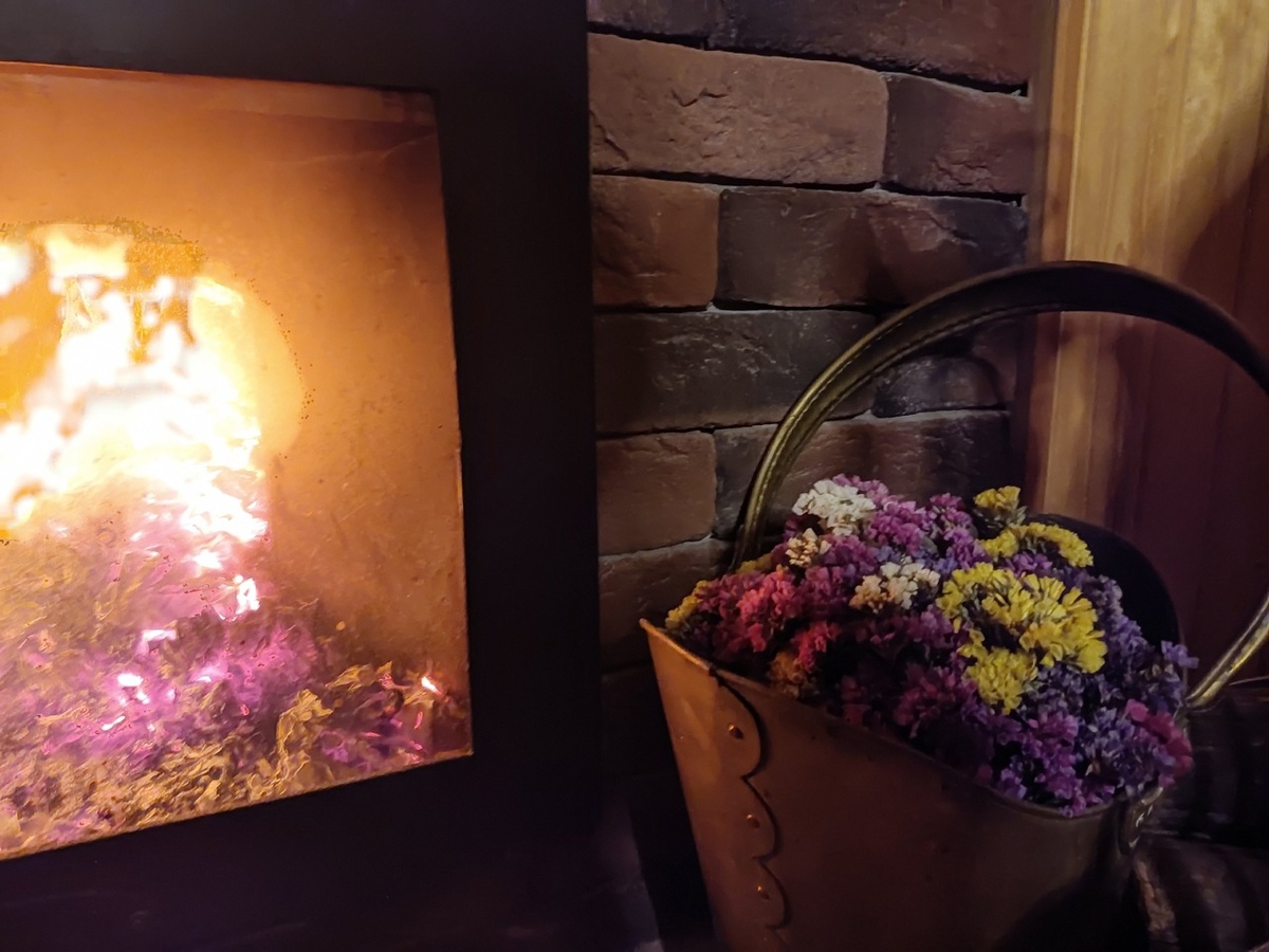 Когда-то специально выбрали банную печь со стеклянной дверцей - чтобы залипать на огонь