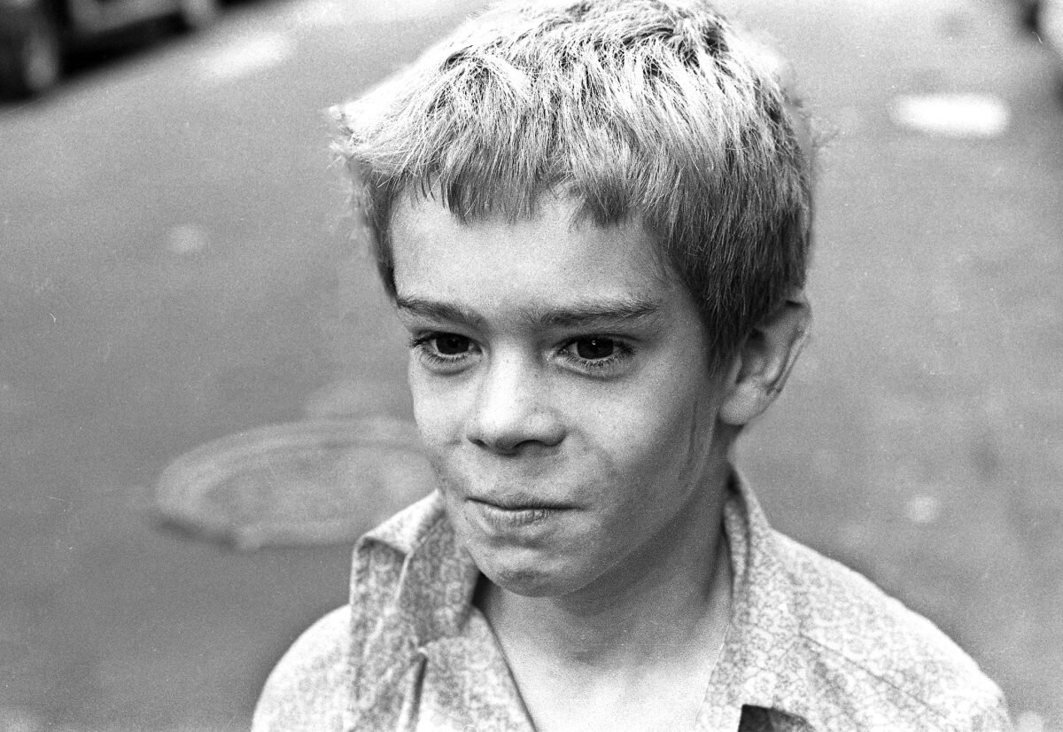 В середине 1970-х годов фотограф Рич Аллен начал снимать детей, которые прогуливали школу и проводили время на пустыре на улице 3-й, 76-е в Нью-Йорке.