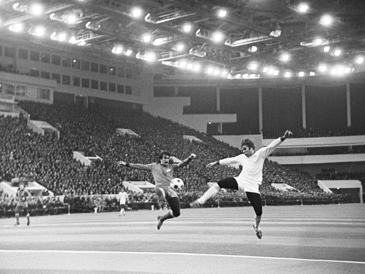    Капитан "Зенита" Валерий Брошин (слева) в борьбе за мяч в матче "Зенит" - "Динамо"© РИА Новости / В. Галактионов