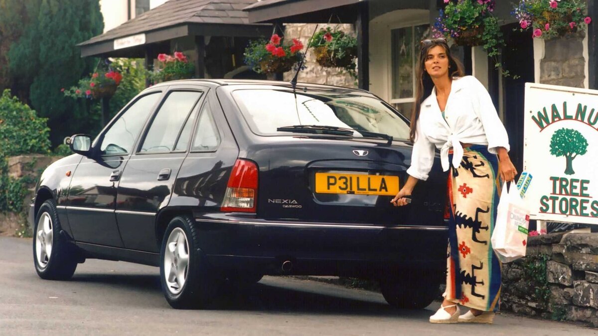    Основанный в 1937 году как National Motors южнокорейский автопроизводитель получил имя Daewoo Motors после перехода под крыло одноименной промышленной группы. Он выпустил несколько успешных машин, включая известные в России Nexia, Matiz, Damas и Tico. Закат истории марки Daewoo, тесно связанной с концерном General Motors на всем своем протяжении, случился после азиатского кризиса 2002 года. Холдинг Daewoo в Южной Корее был ликвидирован, а его автомобильное отделение перешло под управление GM, в недрах которого со временем растворилось. Поначалу материнский концерн отказался от использования марки Daewoo в отдельных странах, а в 2011 году оуончательно предал неблагополучное имя забвению. Модели фирмы стали продаваться как Chevrolet. Такая же судьба позже ждала «Нексии» и «Матизы», производимые в Узбекистане.