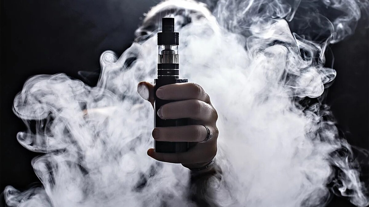 С 2023 года вейпы, кальяны и другие курительные предметы и никотиносодержащие средства запрещено продавать несовершеннолетним.