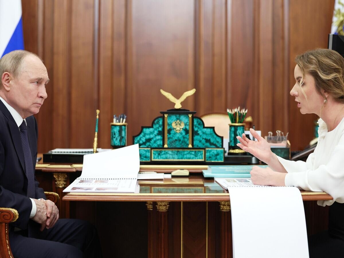    Президент РФ Владимир Путин и уполномоченный по правам ребенка Мария Львова-Белова во время встречи© РИА Новости / POOL