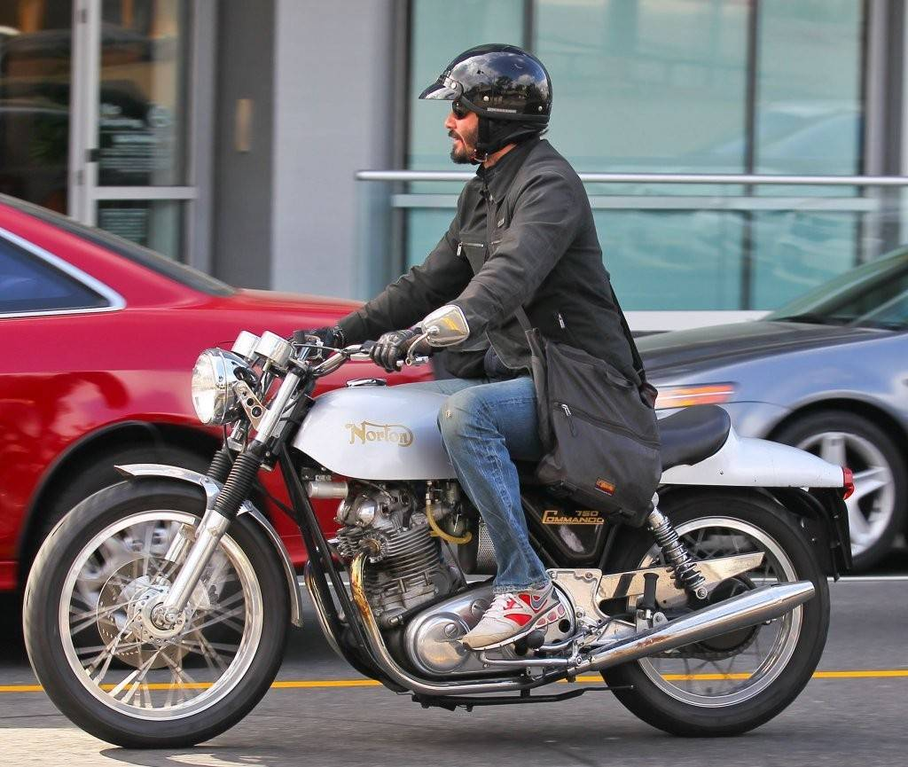 Keanu Reeves on a Norton 850 Commando Keanu reeves, Celebrità e Motociclette