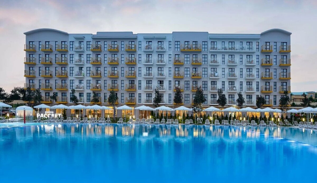 В концепцию «всё включено» входит пользование просторными подогреваемыми бассейнами. Фото: Город Mira / Яндекс Путешествия