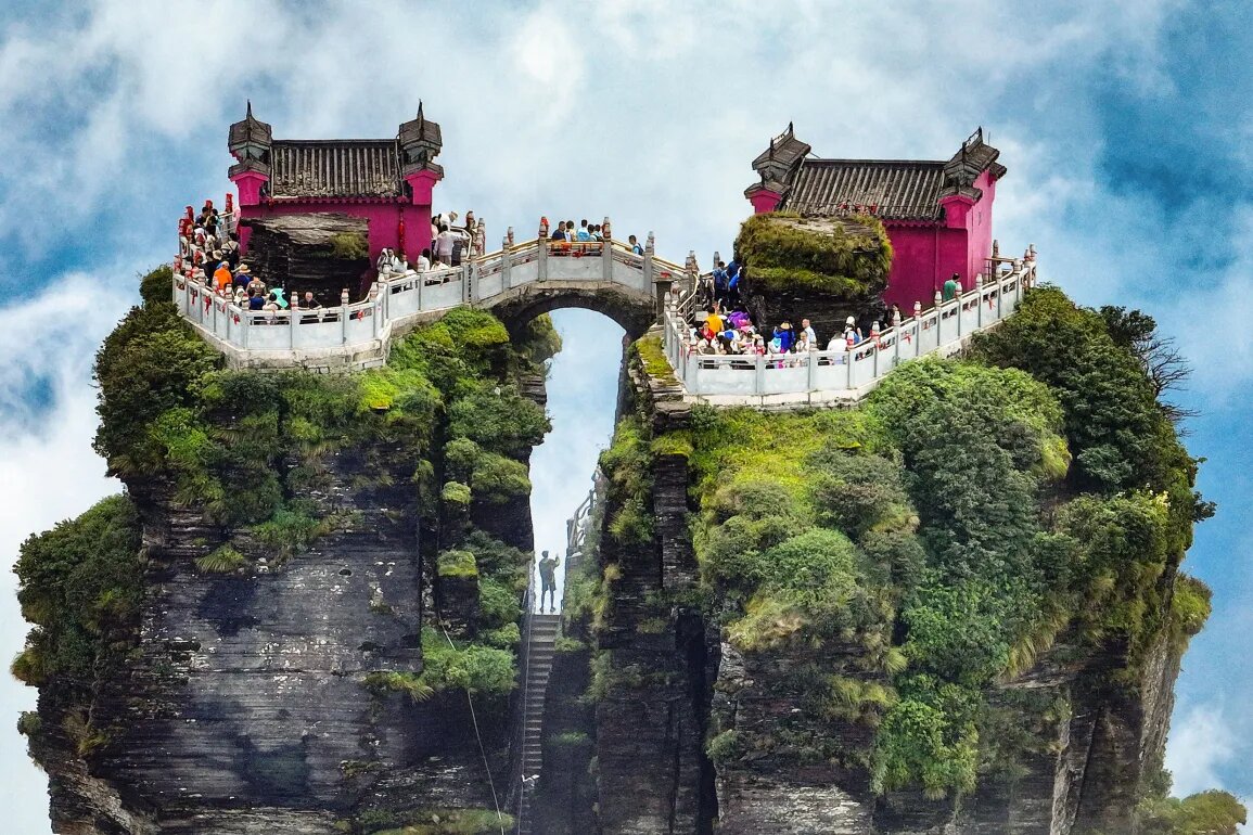 На фотографии: туристы посещают гору Фаньцзин в Тунжэне, Китай. Автор: Hu Panxue, VCG, ТАСС