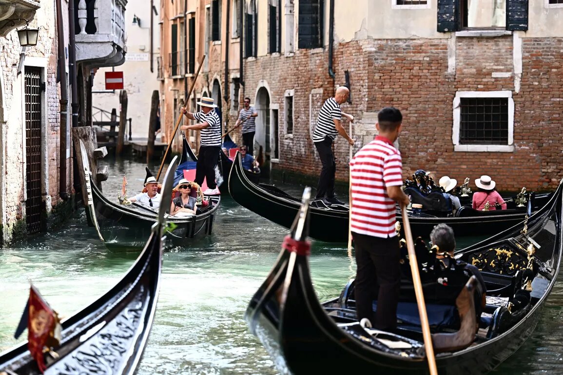 На фотографии: прогулка на гондолах в Венеции, Италия. Автор: Gabriel Bouys, AFP, Getty Images