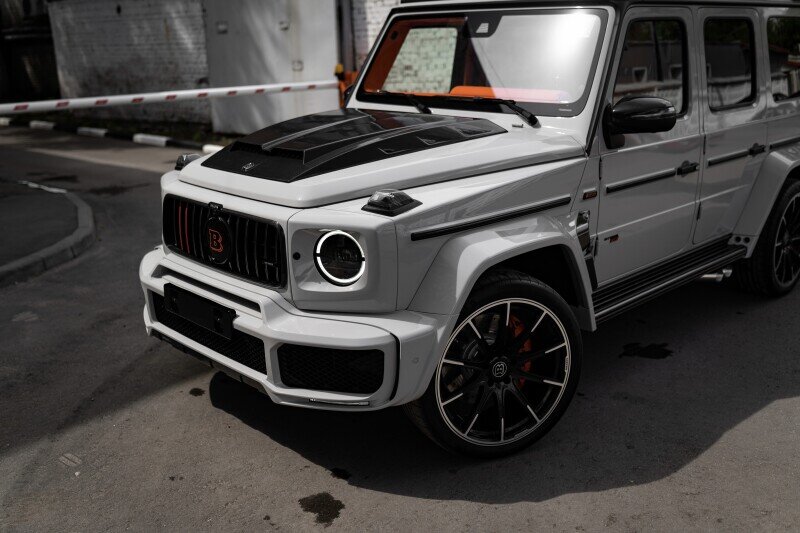 Тюнинг включает - установку накладки на капот, накладки на пороги с интегрированными ходовыми огнями, расширители колесных арок в цвет кузова, и обязательно пошив салона! Спойлер на багажник и передний спойлер на крышу с интегрированными ходовыми огнями – обязательная деталь тюнинга!