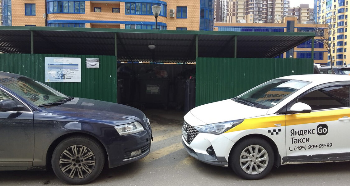 Мусорка у каждого подъезда 