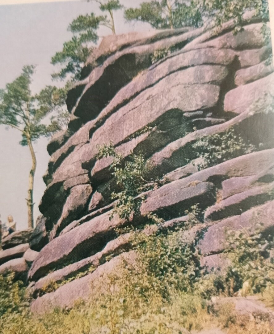 Хотела взять фото свалок или бомжей в интернете, но уж очень они неказисты. Каменные палатки под Екатеринбургом лучше посмотрите.