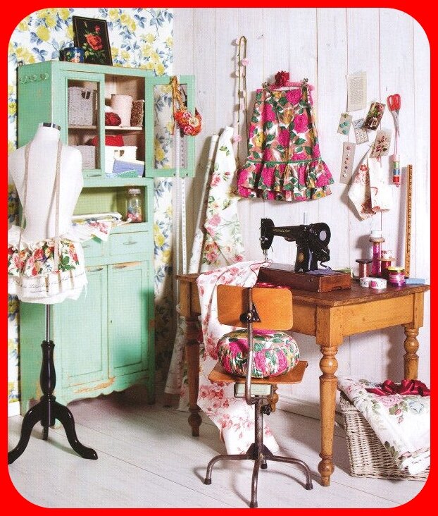 Лиза оборудовала свою маленькую домашнюю швейную мастерскую в бывшей комнате Олеси