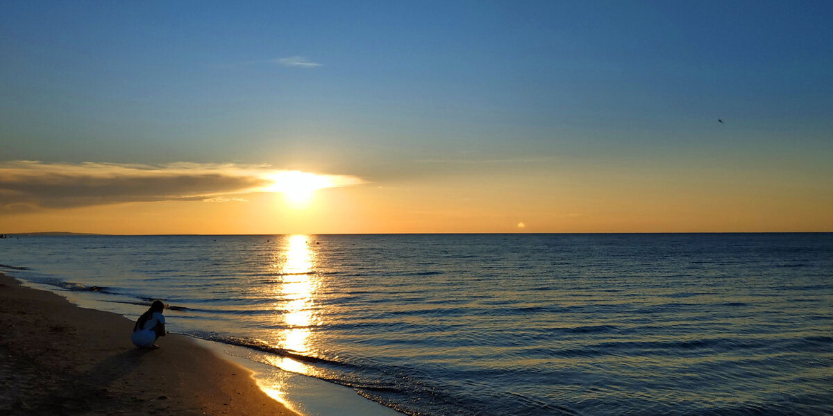 Закат на пляже в Голубицкой