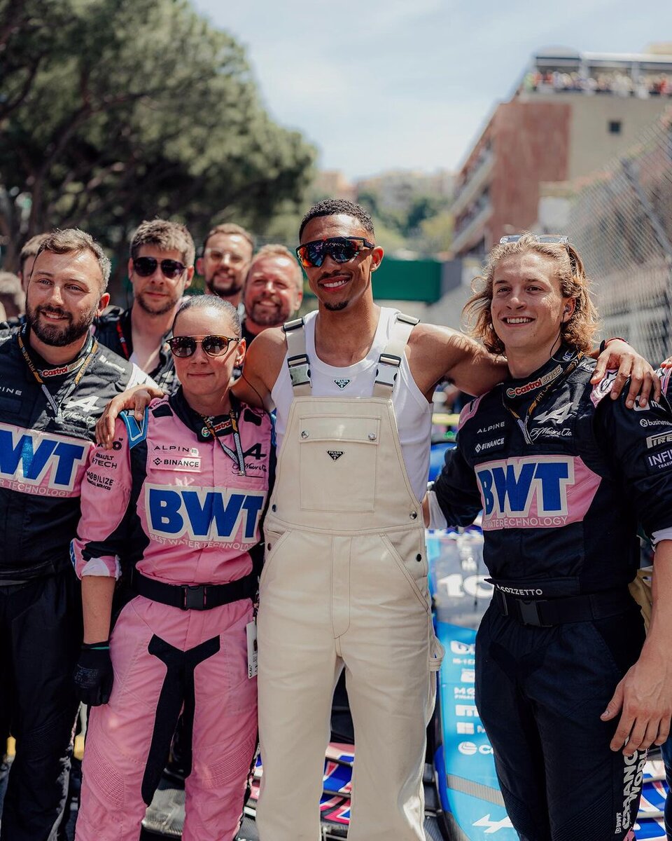 Футболист «Ливерпуля» Трент Александер-Арнольд с механиками «Alpine» в Монако