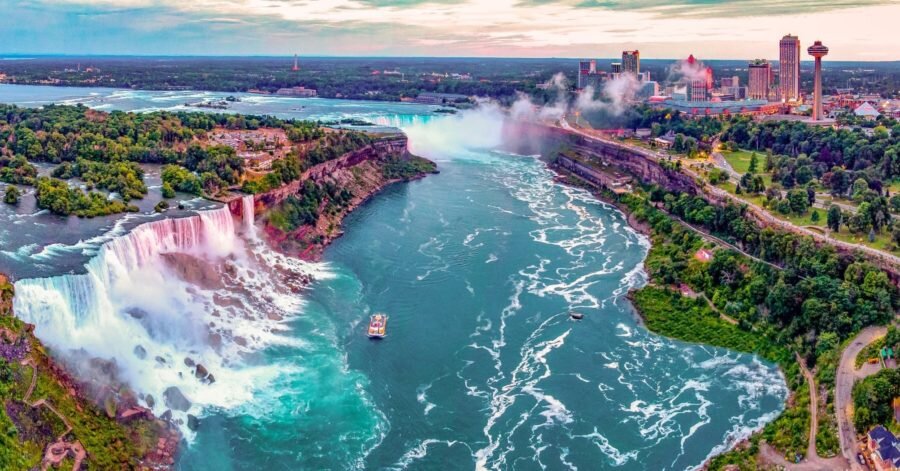 Ниагарский водопад — это величественный каскад водопадов, расположенных  на границе Соединенных Штатов и Канады, между штатом Нью-Йорк и  провинцией Онтарио.