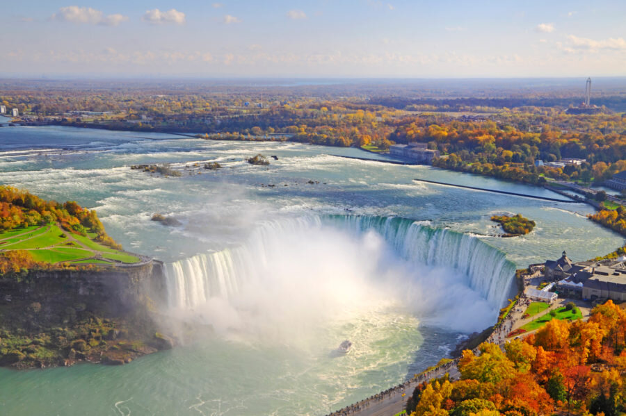 Ниагарский водопад — это величественный каскад водопадов, расположенных  на границе Соединенных Штатов и Канады, между штатом Нью-Йорк и  провинцией Онтарио.-2