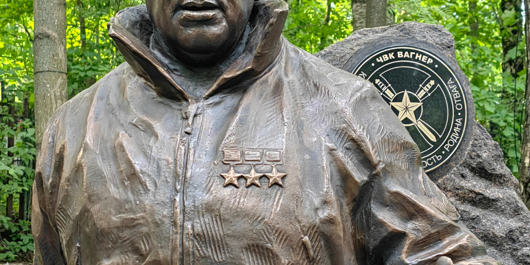 На могиле Евгения Пригожина установили скульптуру (Пороховское кладбище, Петербург). История сегодняшнего вело-пробега