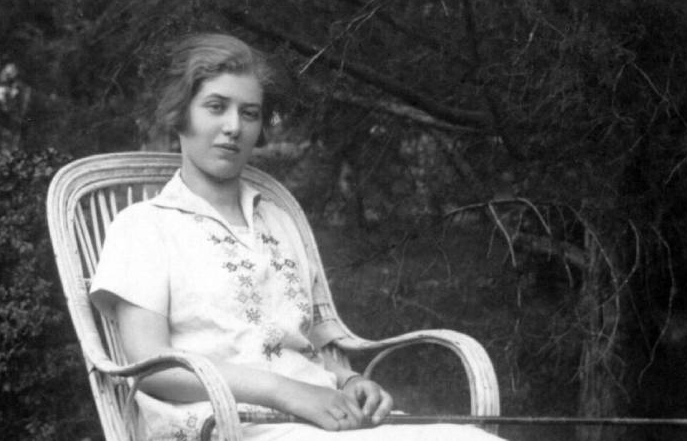 Агния Барто в саду. Фото взято из открытых источников.