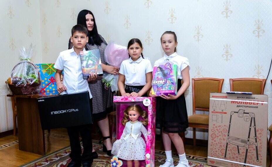    Дети получили подарки. Фото: Телеграм-канал Алексея Логвиненко