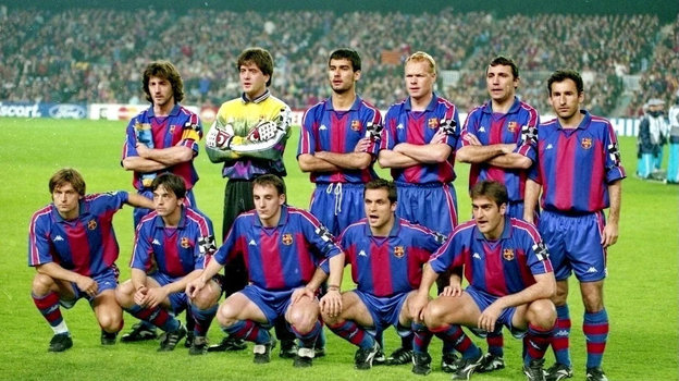 Игорь Корнеев (крайний слева в первом ряду) в составе «Барселоны».