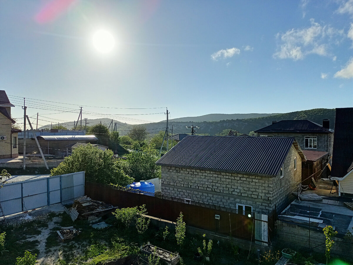 Вот этот страшный дом из серого блока и за ним маленький коричневый домик. А следующий серый дом с окном - это уже другой участок через дорогу от проданного.