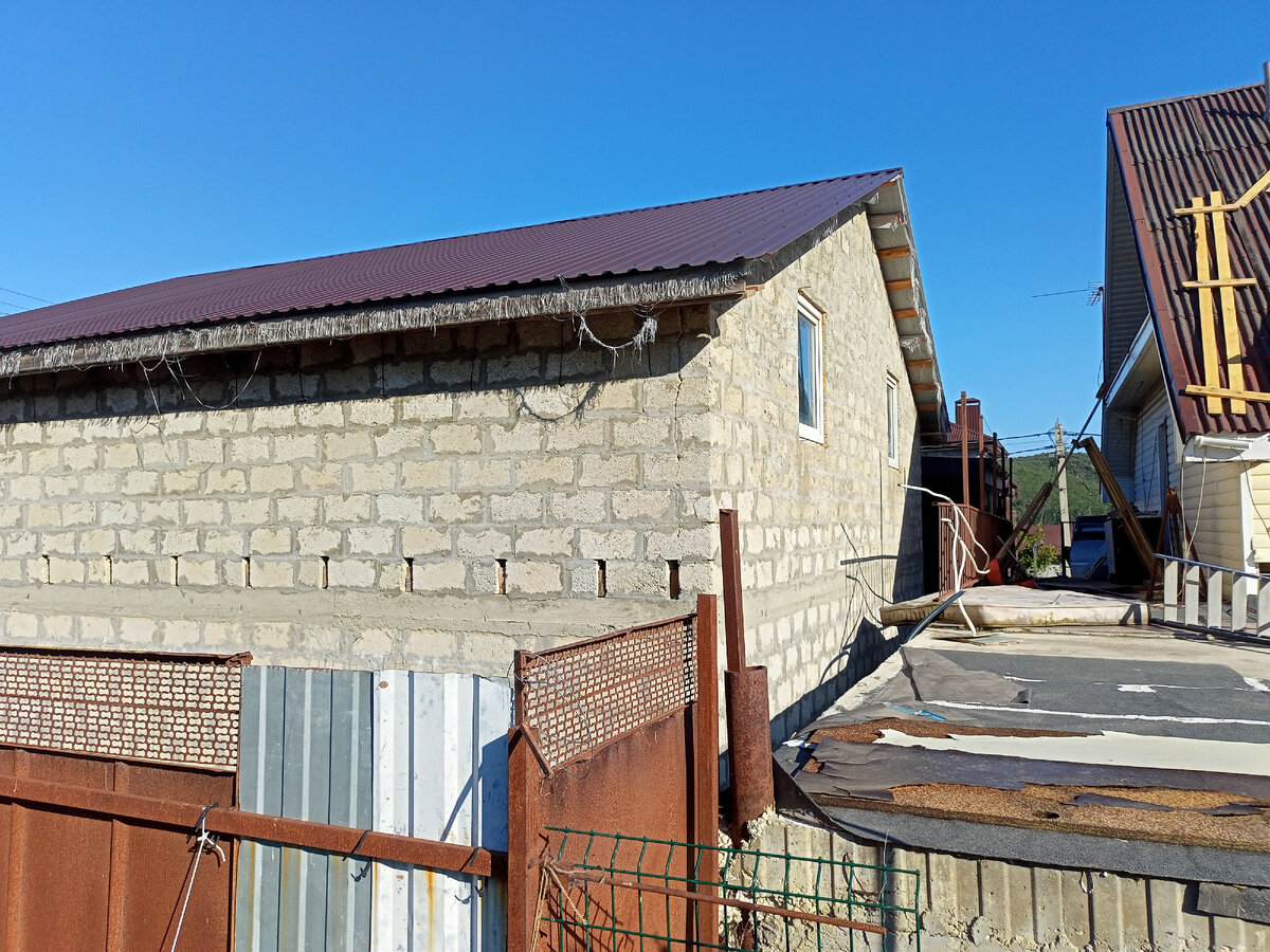 Вот, видите угол дома?