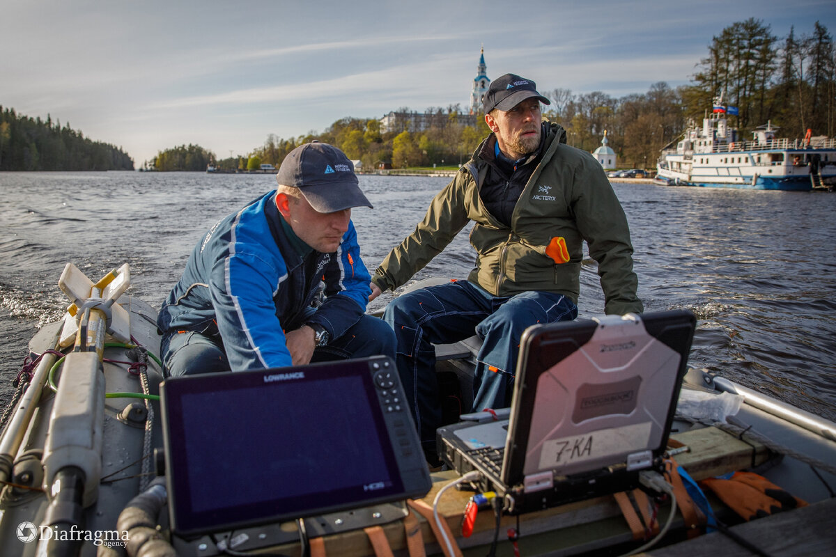 Сотрудники организации "Морская Геодезия" с помощью современных методик поиска определяют затонувшие объекты на дне Ладожского озера