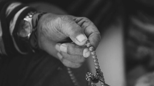 крупный план руки солдата с четками на запястье