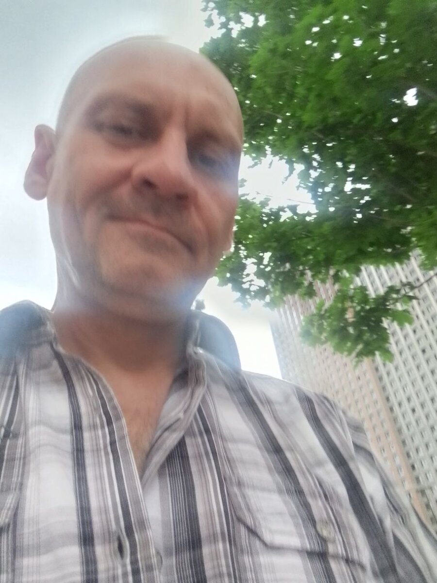 Иду к машине в прекрасном настроении...