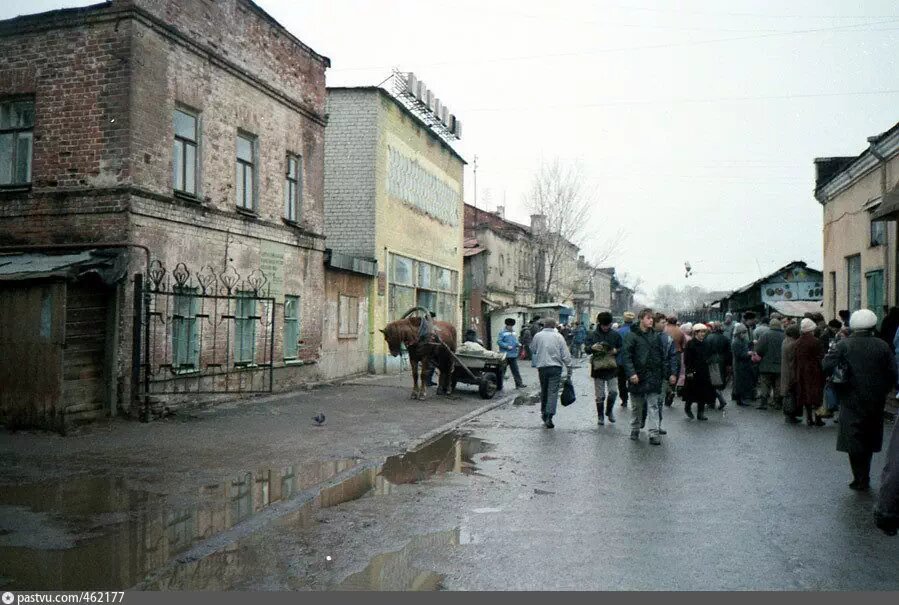 Автор Бахром Рахимов. Не один я стеснялся снимать на рынке - нет фотографий за 1990е с трамвайной остановки ровно по центру рядов, что в одну, что в другую сторону. Тут попал в кадр лабаз с нарисованными на нем овощами