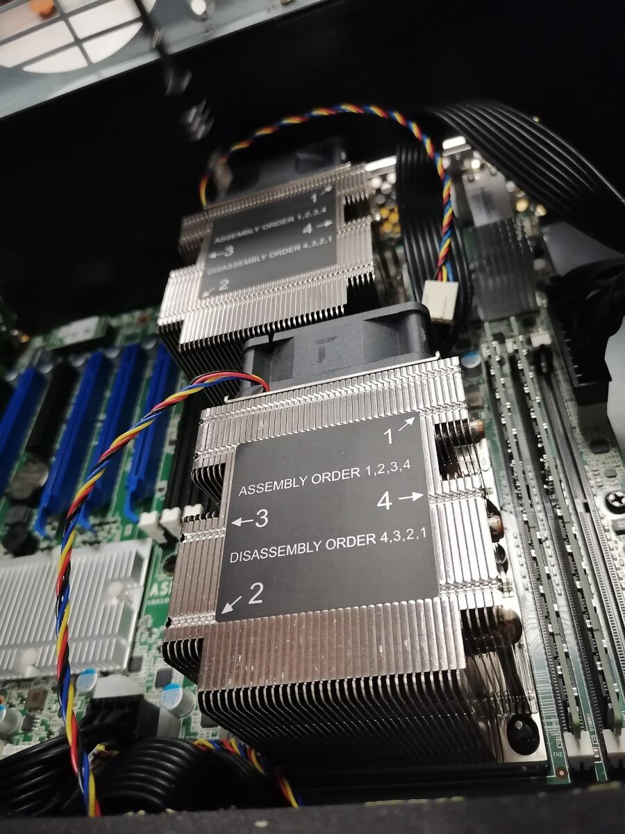 У нас сегодня в руках кулер ExeGate ESNK-P0068APS4.PWM.2U.3647.Cu. По сути это тот же самый Supermicro 2U Active CPU Heat Sink Socket LGA3647-0 (SNK-P0068APS4).