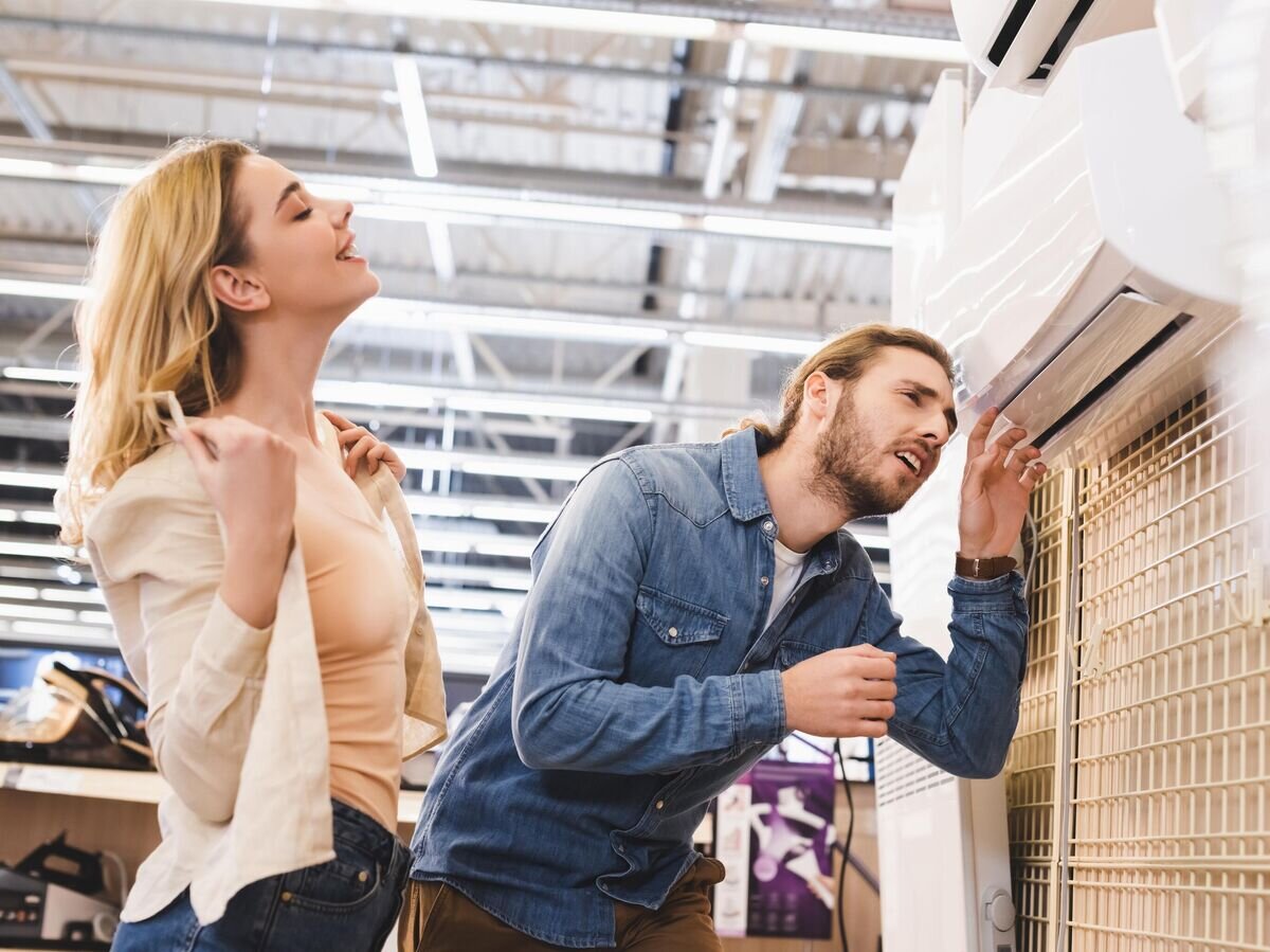    Мужчина выбирает кондиционер в магазине © iStock.com / LightFieldStudios