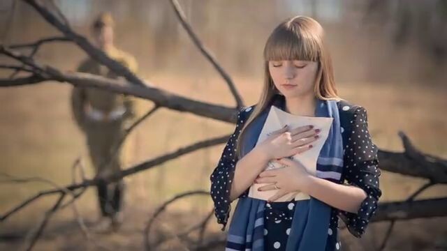 Кадр из клипа Анастасии Ильиных "На солнечной поляночке".