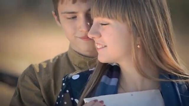 Кадр из клипа Анастасии Ильиных "На солнечной поляночке".