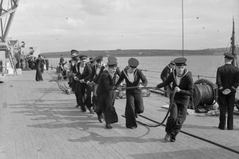     Не в моде дело: почему моряки носили брюки клеш