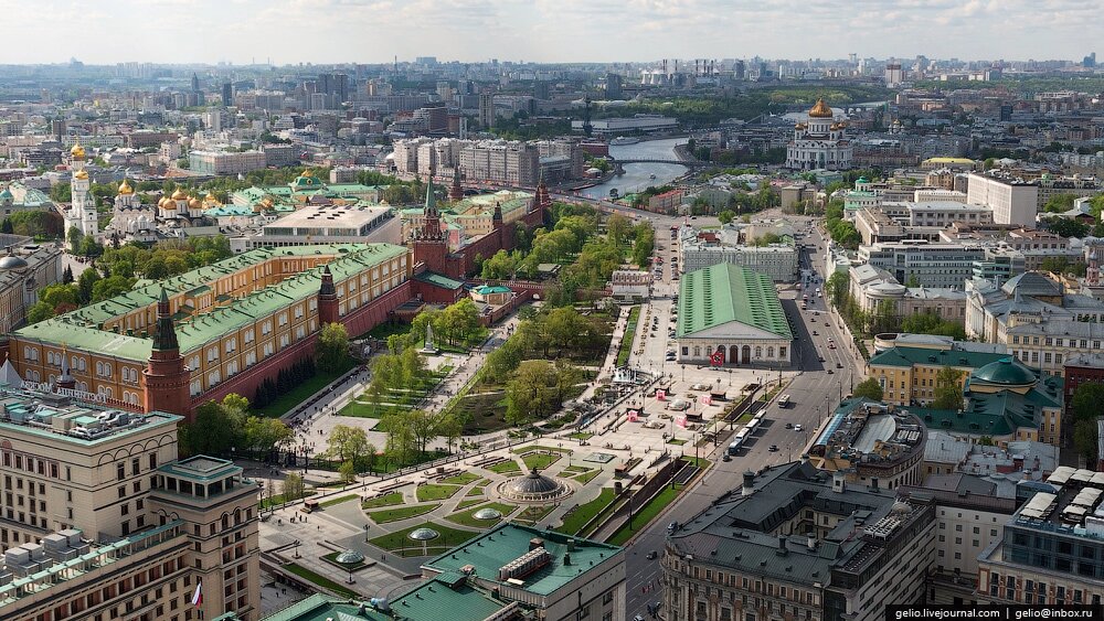 С высоты Александровский сад кажется совсем крошечным и невзрачным/ © gelio.livejournal.com