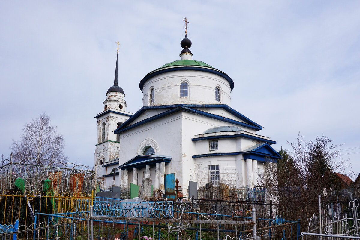 Вид Спасской церкви в Лютове