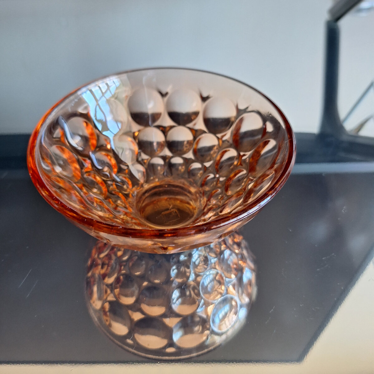 Возможно здесь когда-то была крышка! Высота вазы 6,5 см. Диаметр верхней окружности 12,5 см. Нижней диаметр 4,5 см. Фото автора.