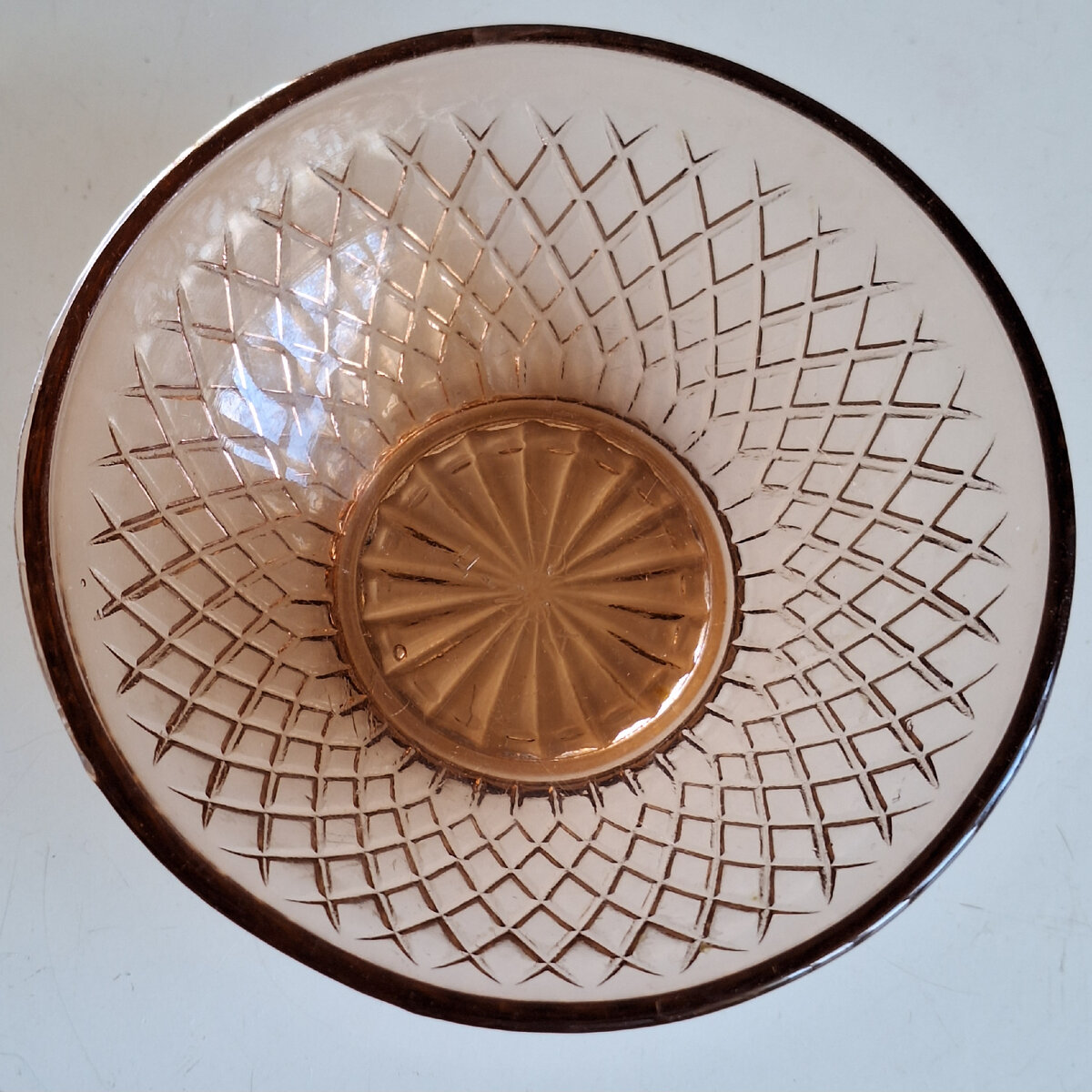 Высота вазы 4,5 см. Диаметр верхней окружности 12 см. Диаметр нижней окружности 5,5 см. Стекло ударопрочное. Этакий маленький салатничек! Фото автора.