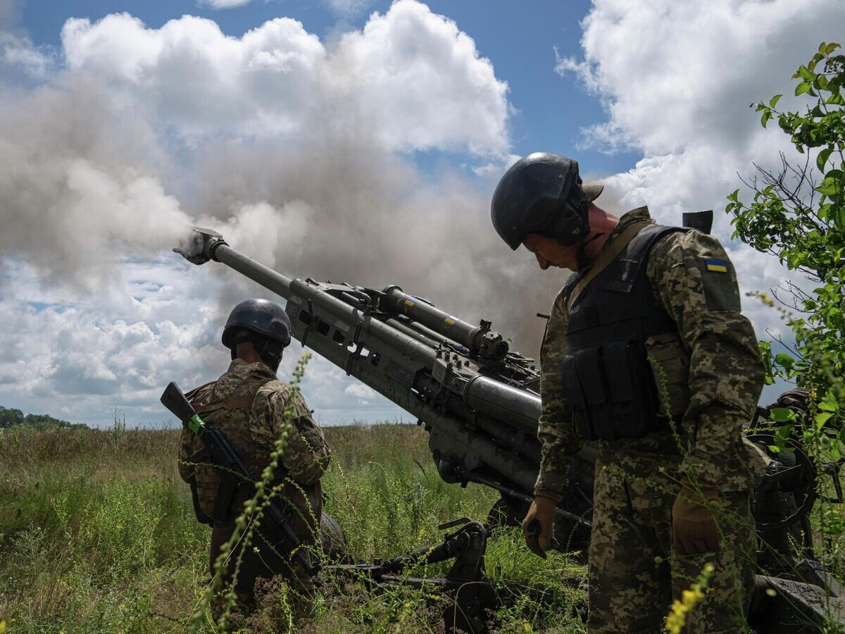    Украинские военнослужащие ведут огонь из гаубицы M777© AP Photo / Evgeniy Maloletka