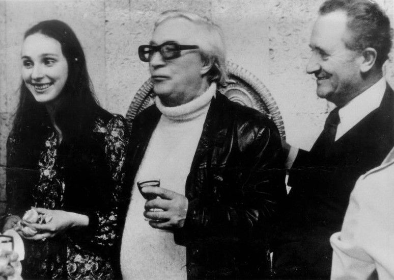 Сохранилось множество фото Льва Ошанина, на которых он предстает приятным человеком в неизменных очках в массивной оправе. 